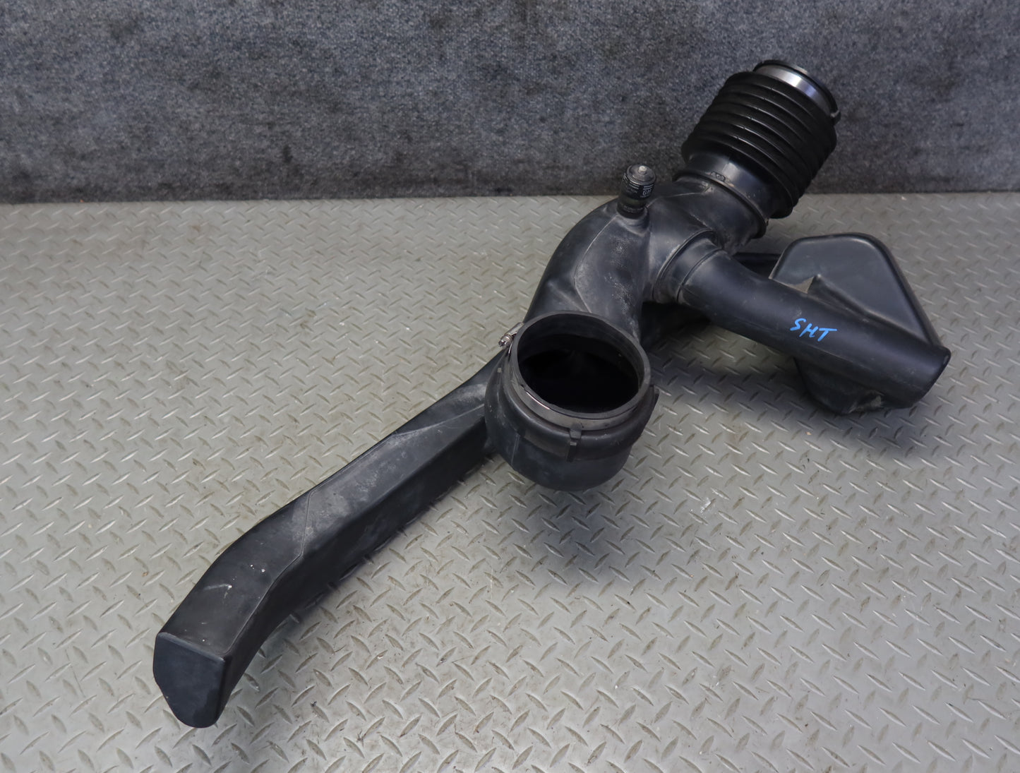 2003-2007 Hummer H2 Air Intake Cleaner Filter Box Resonator Pipe 15059739