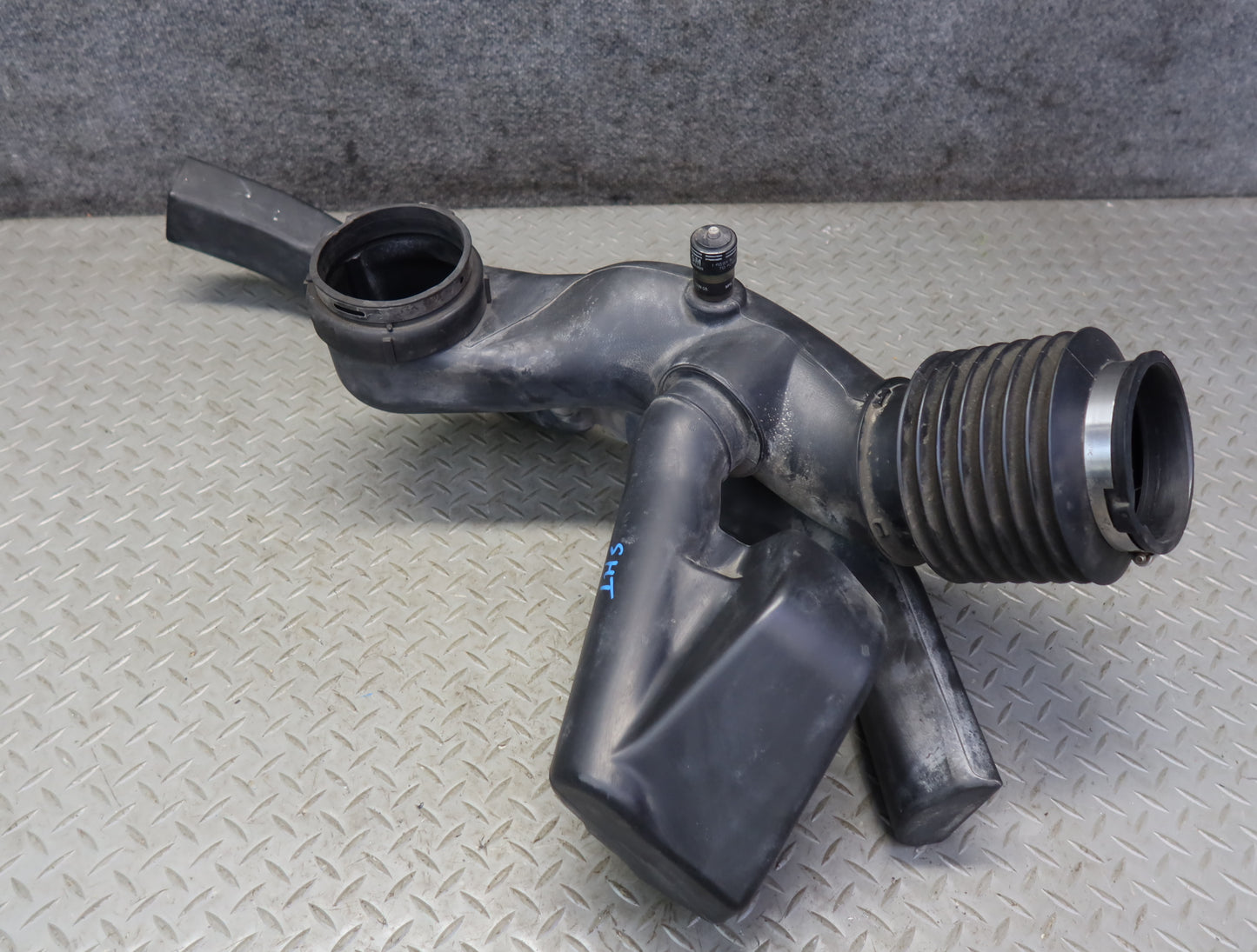 2003-2007 Hummer H2 Air Intake Cleaner Filter Box Resonator Pipe 15059739