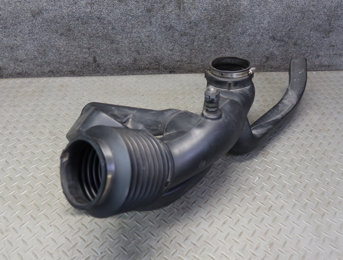 2003-2007 Hummer H2 Air Intake Cleaner Filter Box Resonator Pipe 15059739