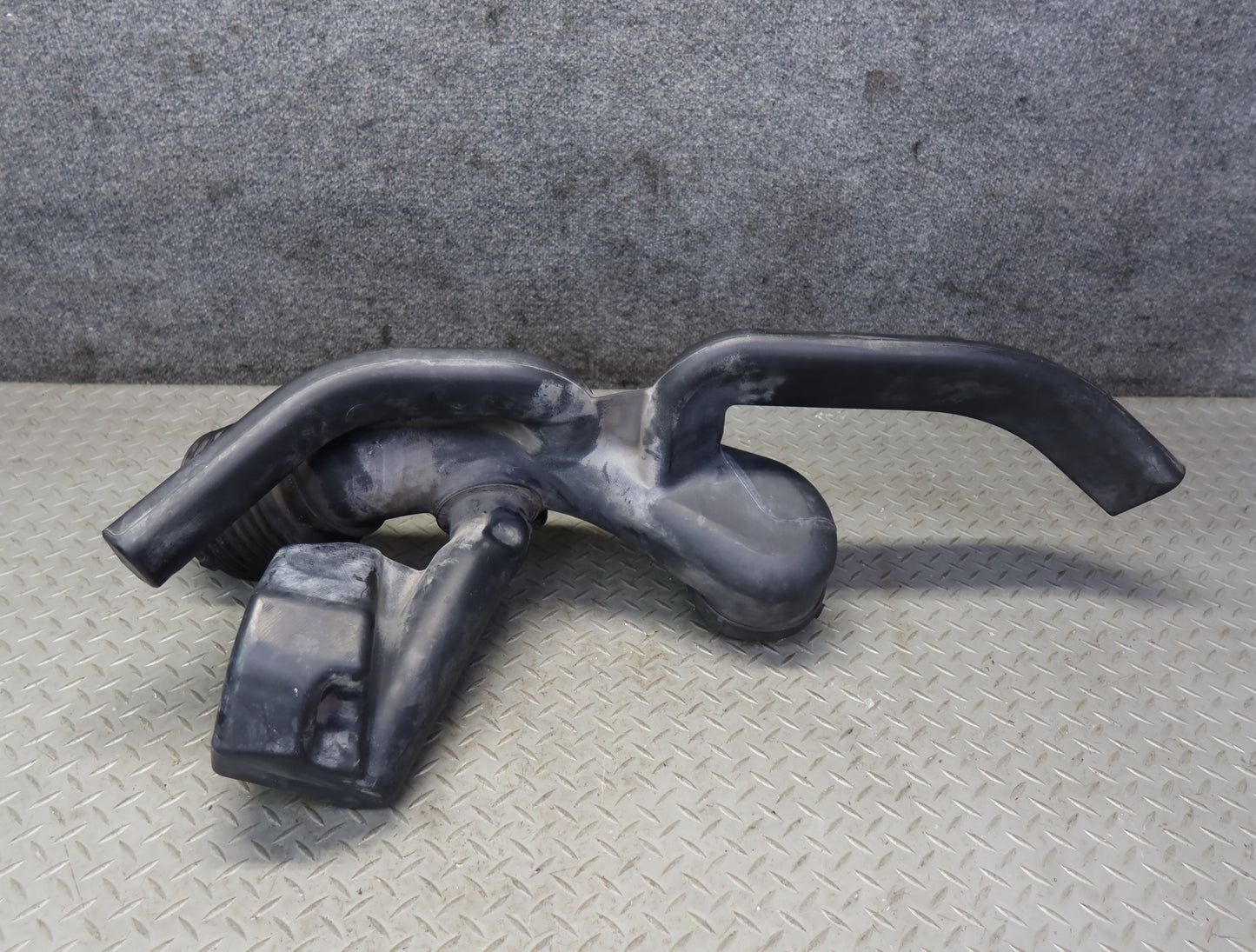 2003-2007 Hummer H2 Air Intake Cleaner Filter Box Resonator Pipe 15059739