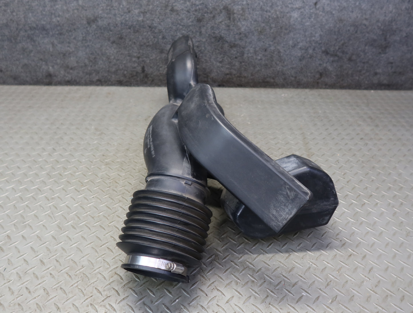 2003-2007 Hummer H2 Air Intake Cleaner Filter Box Resonator Pipe 15059739