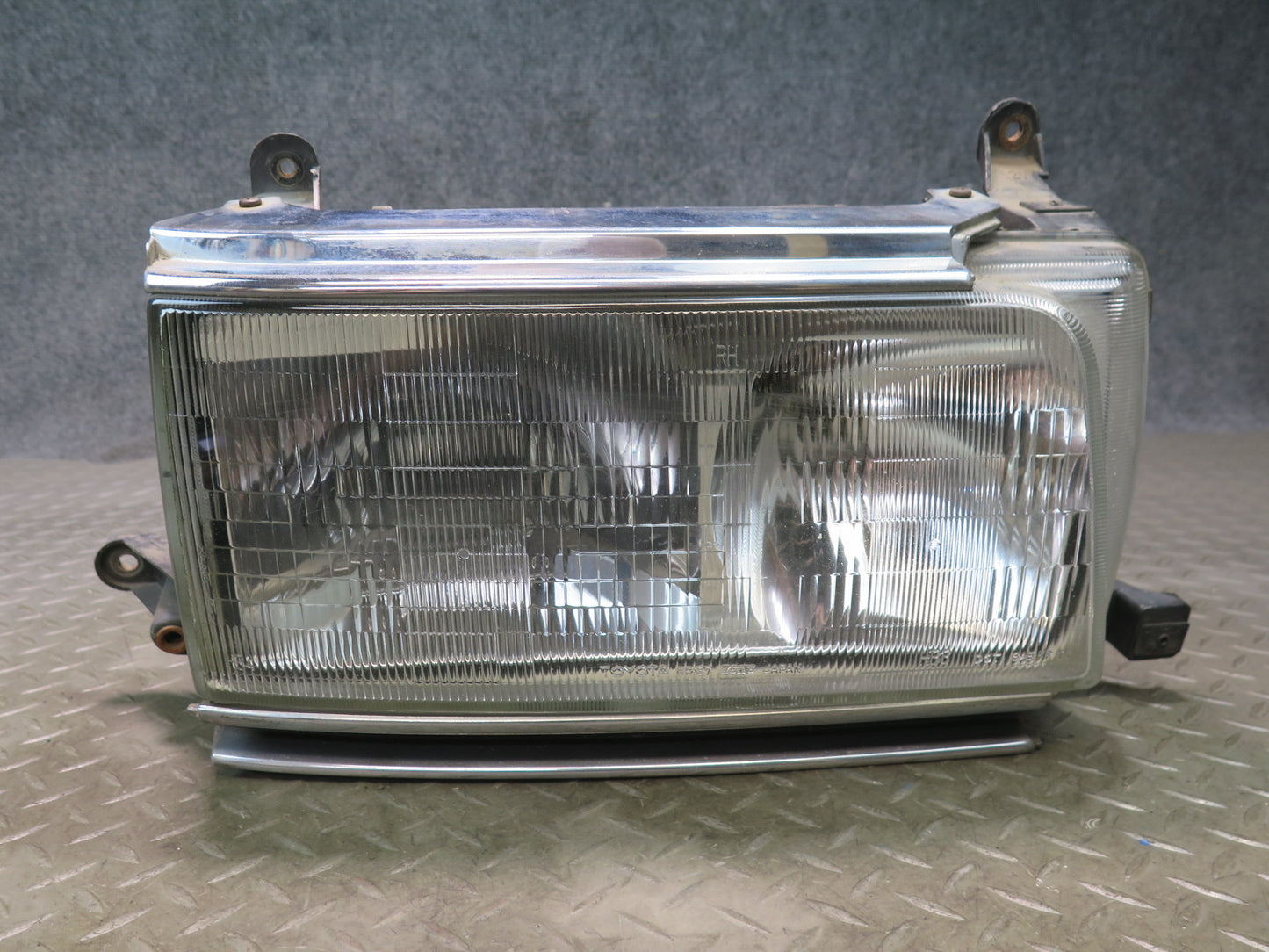 1996-1997 Lexus FZJ80L LX450 Front Right Halogen Headlight Lamp