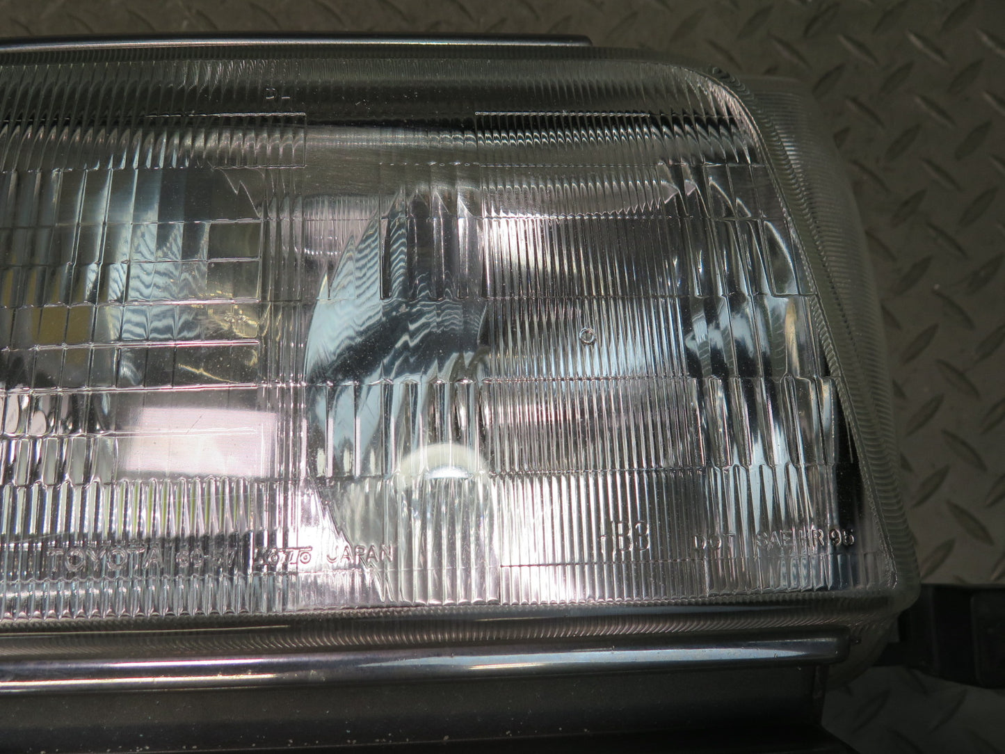 1996-1997 Lexus FZJ80L LX450 Front Right Halogen Headlight Lamp