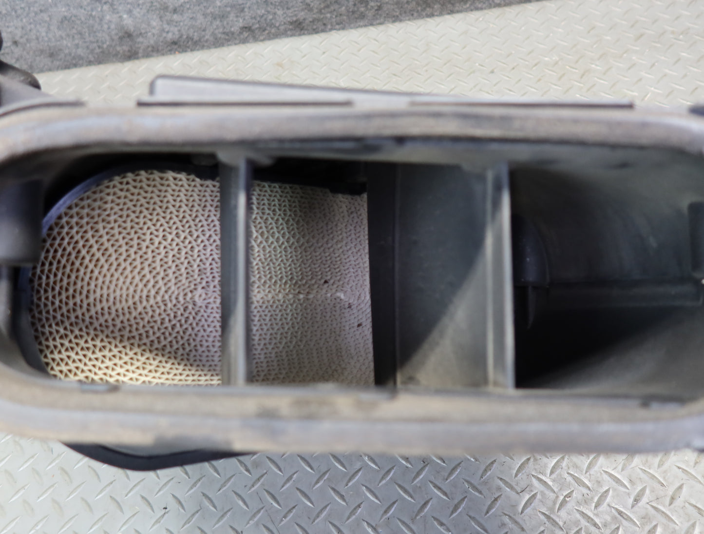 2003-2007 Hummer H2 Air Intake Cleaner Filter Box 15059739