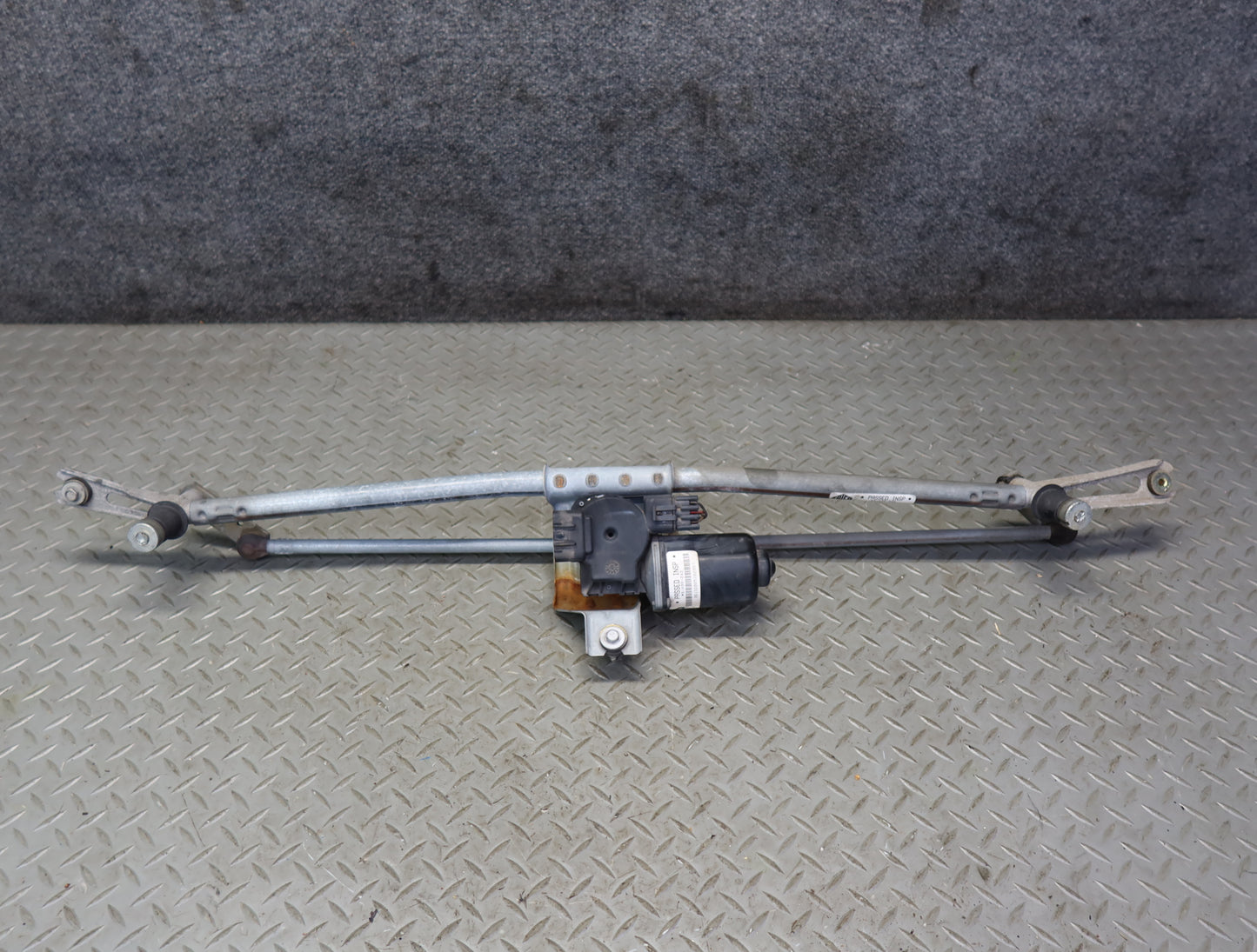 2003-2007 Hummer H2 Front Windshield Wiper Transmission Linkage w Motor 15252855