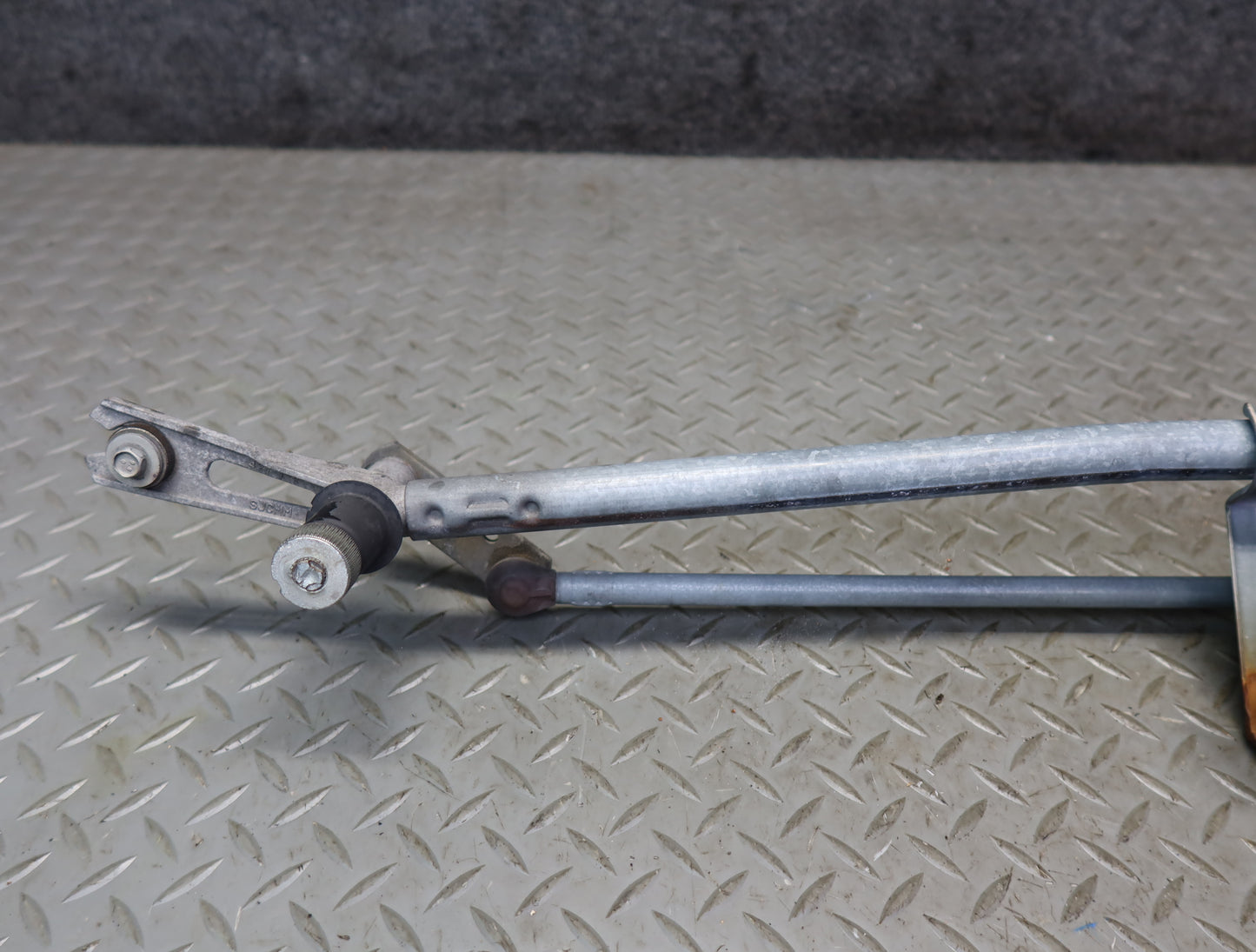 2003-2007 Hummer H2 Front Windshield Wiper Transmission Linkage w Motor 15252855