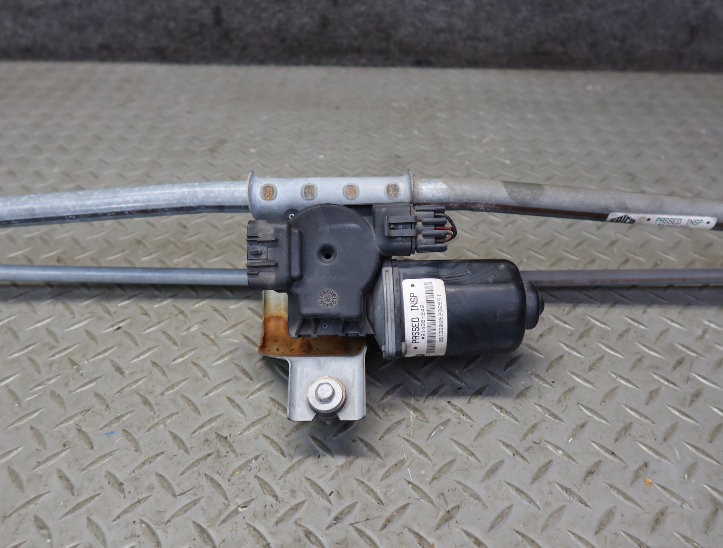 2003-2007 Hummer H2 Front Windshield Wiper Transmission Linkage w Motor 15252855