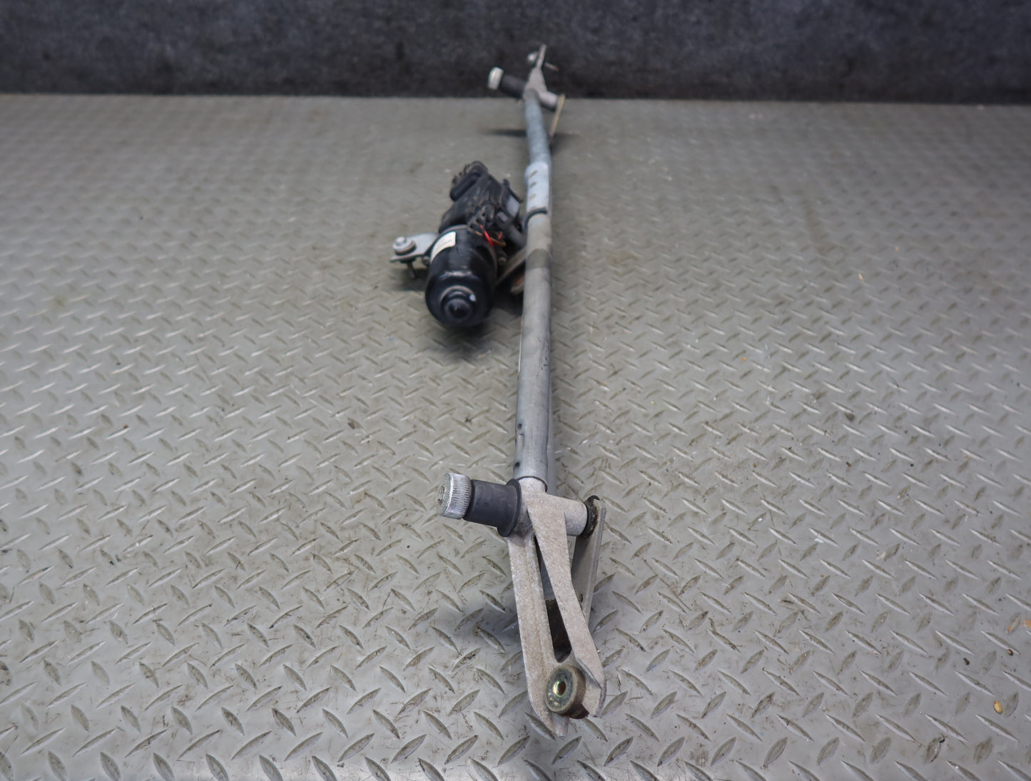 2003-2007 Hummer H2 Front Windshield Wiper Transmission Linkage w Motor 15252855
