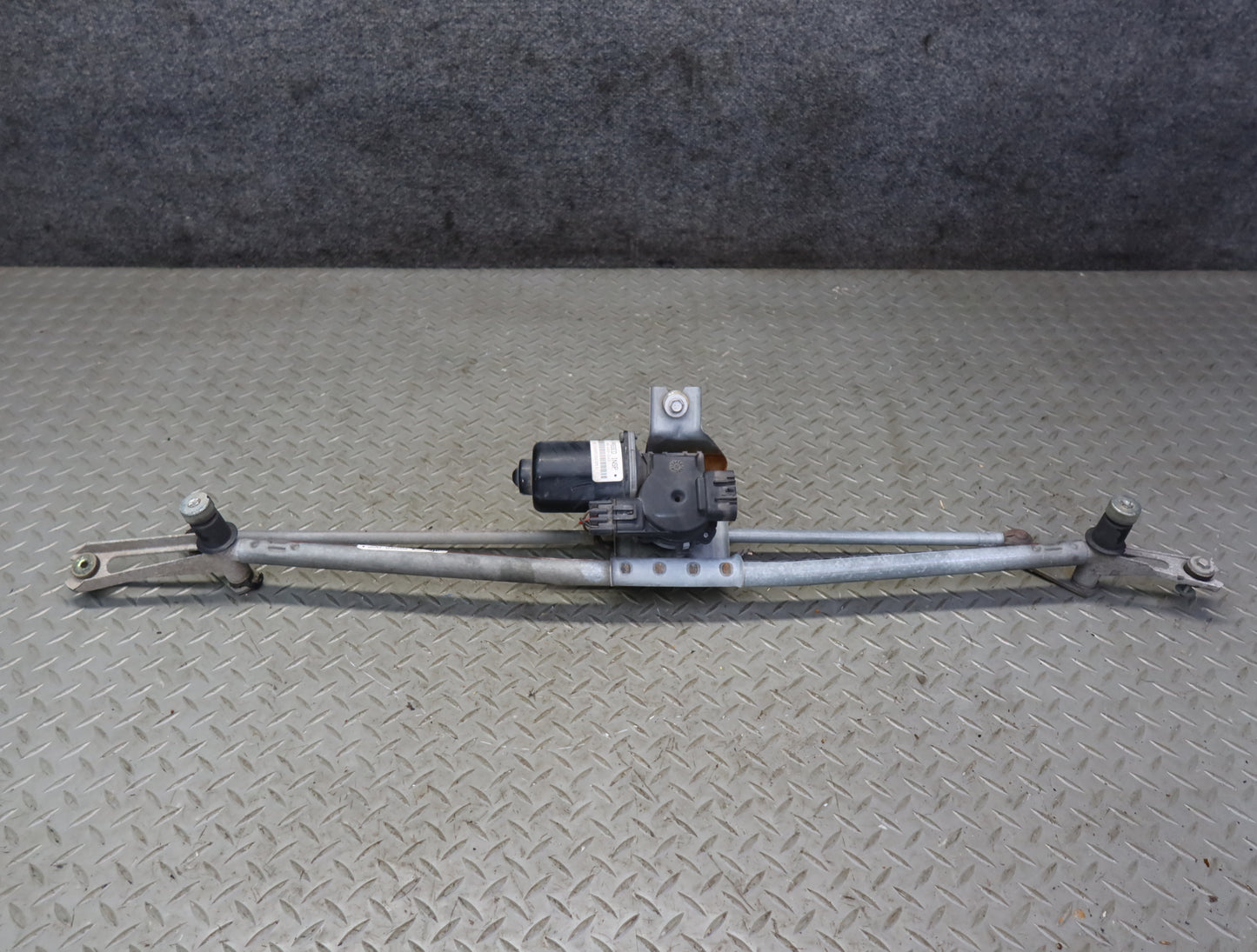 2003-2007 Hummer H2 Front Windshield Wiper Transmission Linkage w Motor 15252855