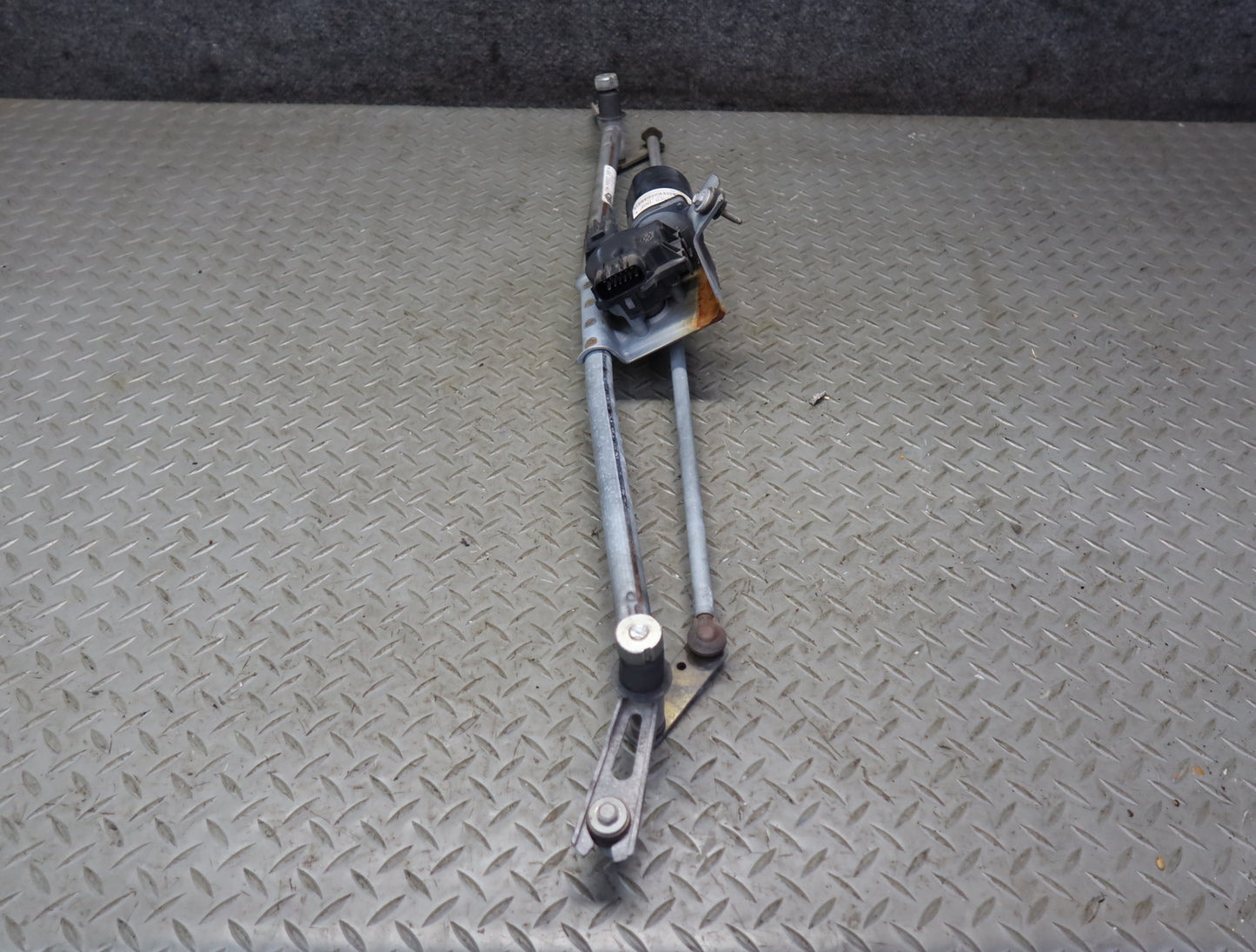 2003-2007 Hummer H2 Front Windshield Wiper Transmission Linkage w Motor 15252855