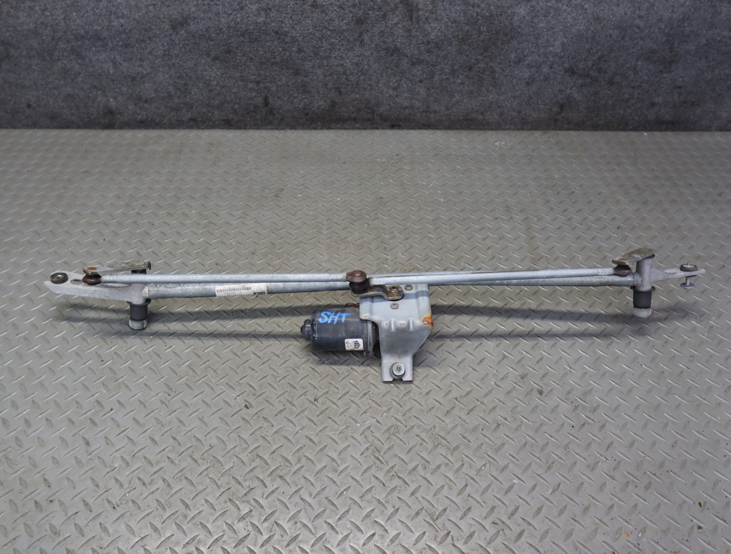 2003-2007 Hummer H2 Front Windshield Wiper Transmission Linkage w Motor 15252855
