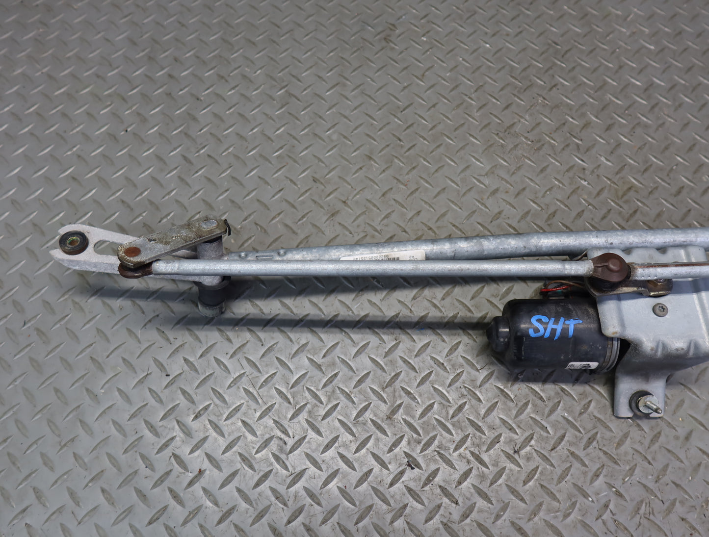 2003-2007 Hummer H2 Front Windshield Wiper Transmission Linkage w Motor 15252855
