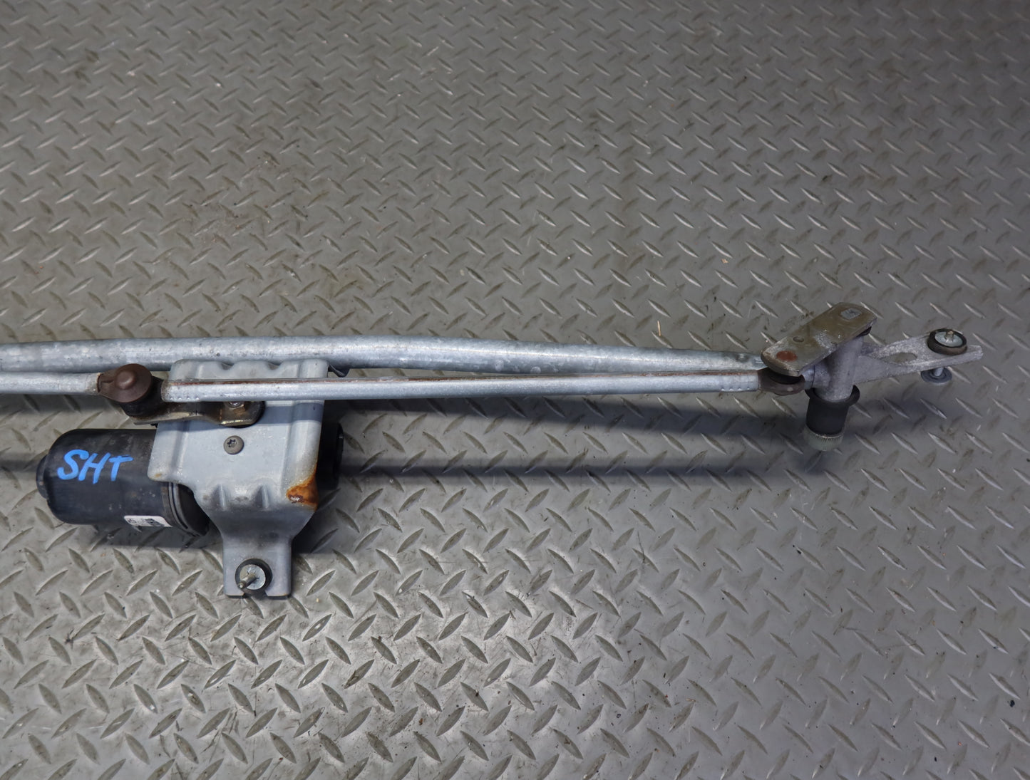 2003-2007 Hummer H2 Front Windshield Wiper Transmission Linkage w Motor 15252855