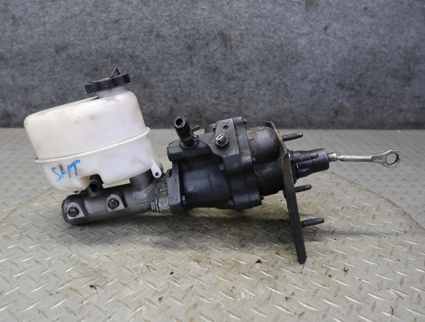 2003-2007 Hummer H2 Brake Master Cylinder Booster Fluid Reservoir