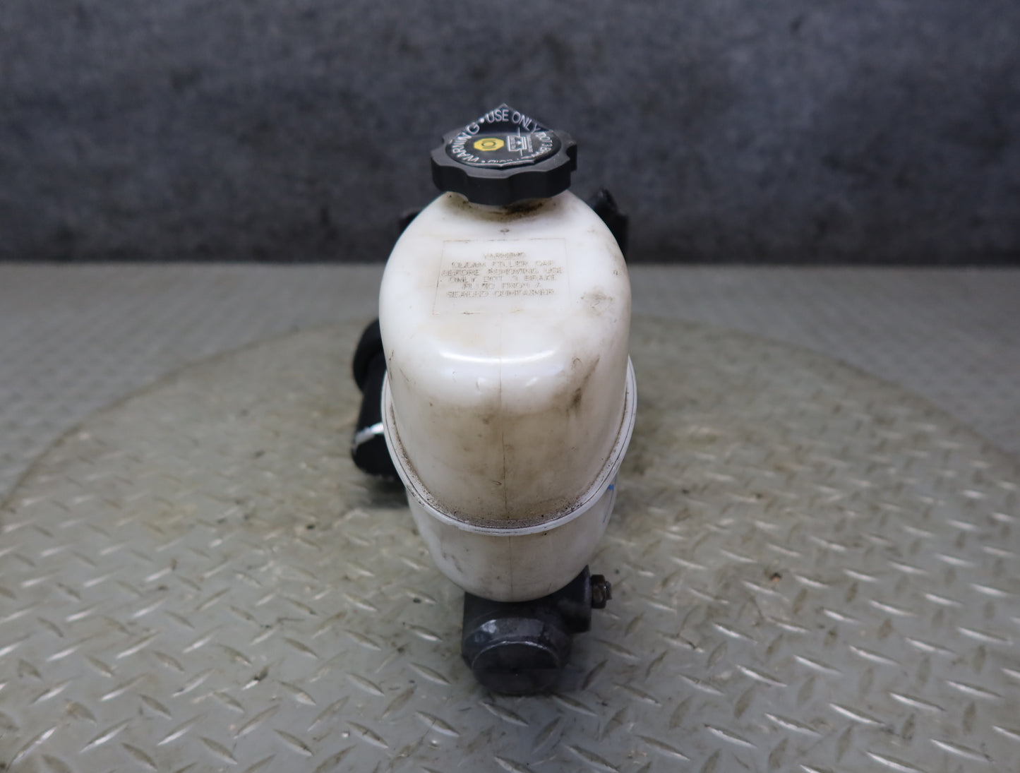 2003-2007 Hummer H2 Brake Master Cylinder Booster Fluid Reservoir
