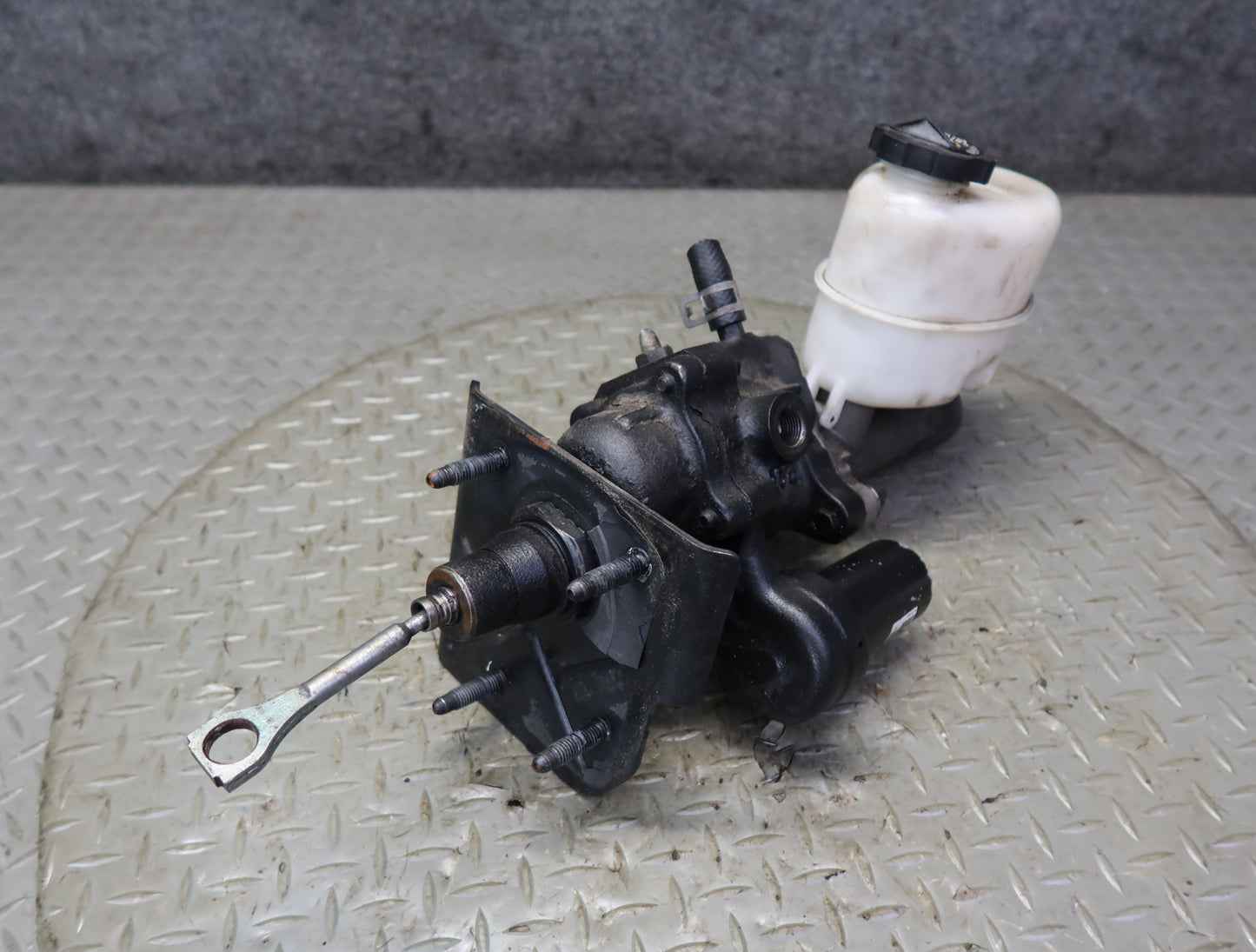 2003-2007 Hummer H2 Brake Master Cylinder Booster Fluid Reservoir