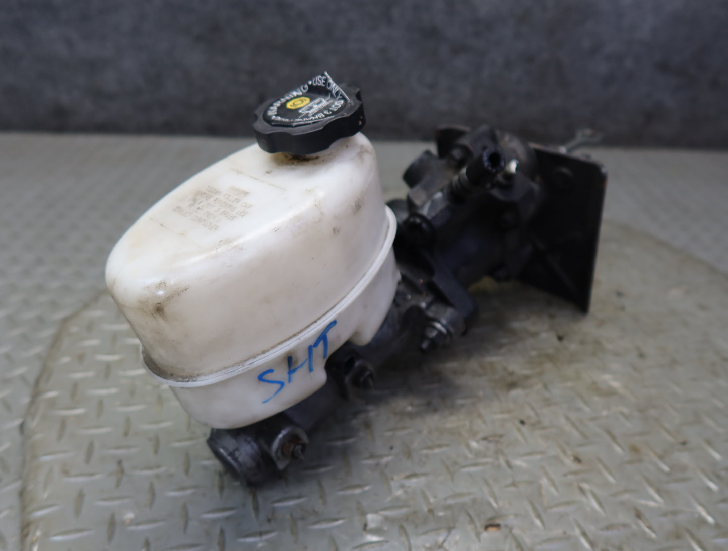 2003-2007 Hummer H2 Brake Master Cylinder Booster Fluid Reservoir