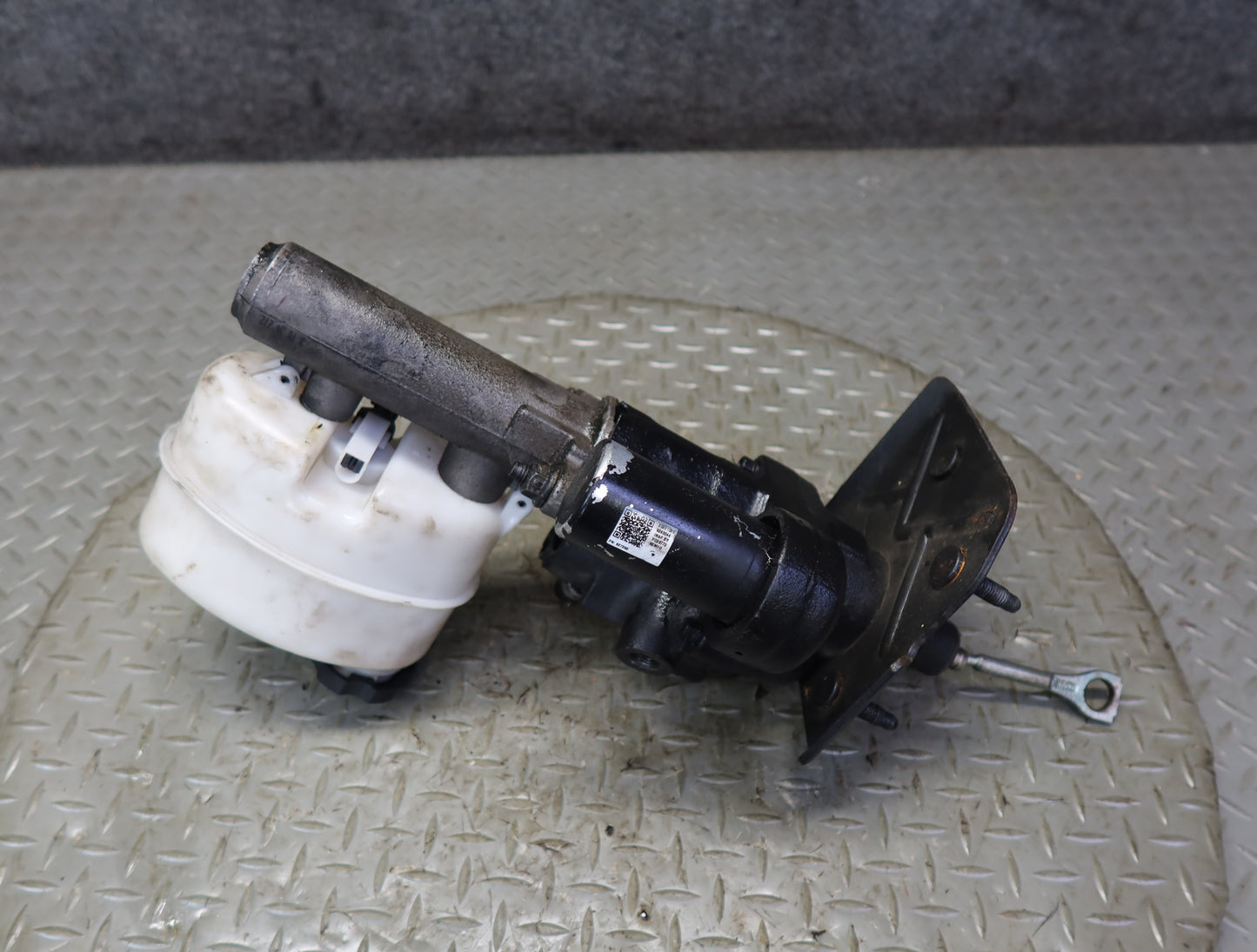 2003-2007 Hummer H2 Brake Master Cylinder Booster Fluid Reservoir