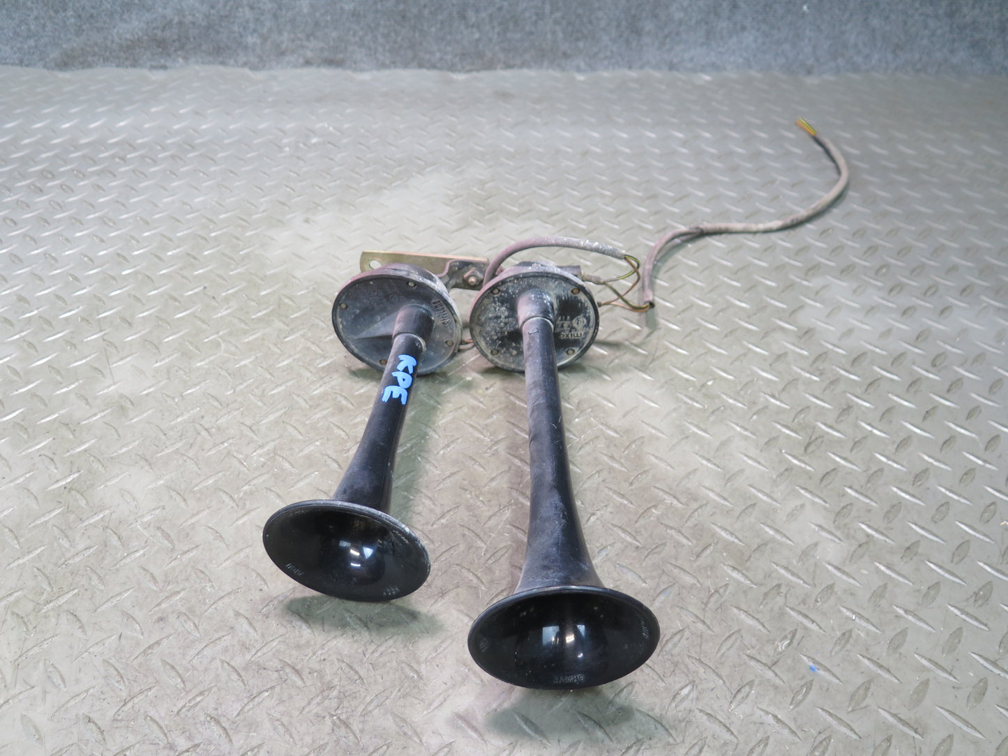 1984-1991 Porsche 928 High & Low Tone Note Pitch Horn Siren Set of 2
