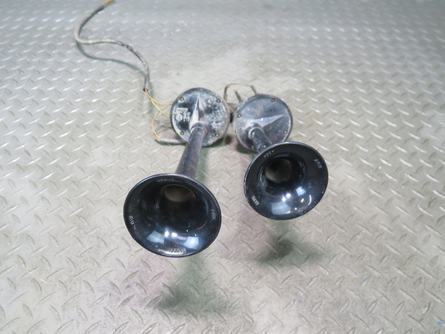 1984-1991 Porsche 928 High & Low Tone Note Pitch Horn Siren Set of 2