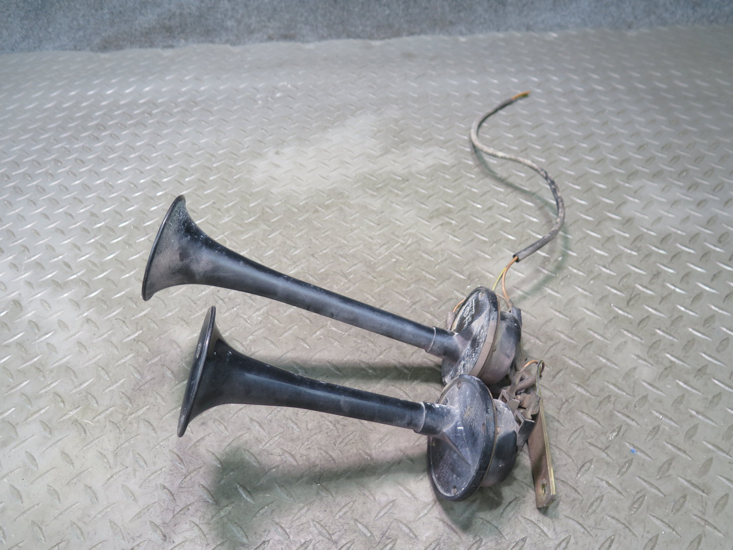 1984-1991 Porsche 928 High & Low Tone Note Pitch Horn Siren Set of 2