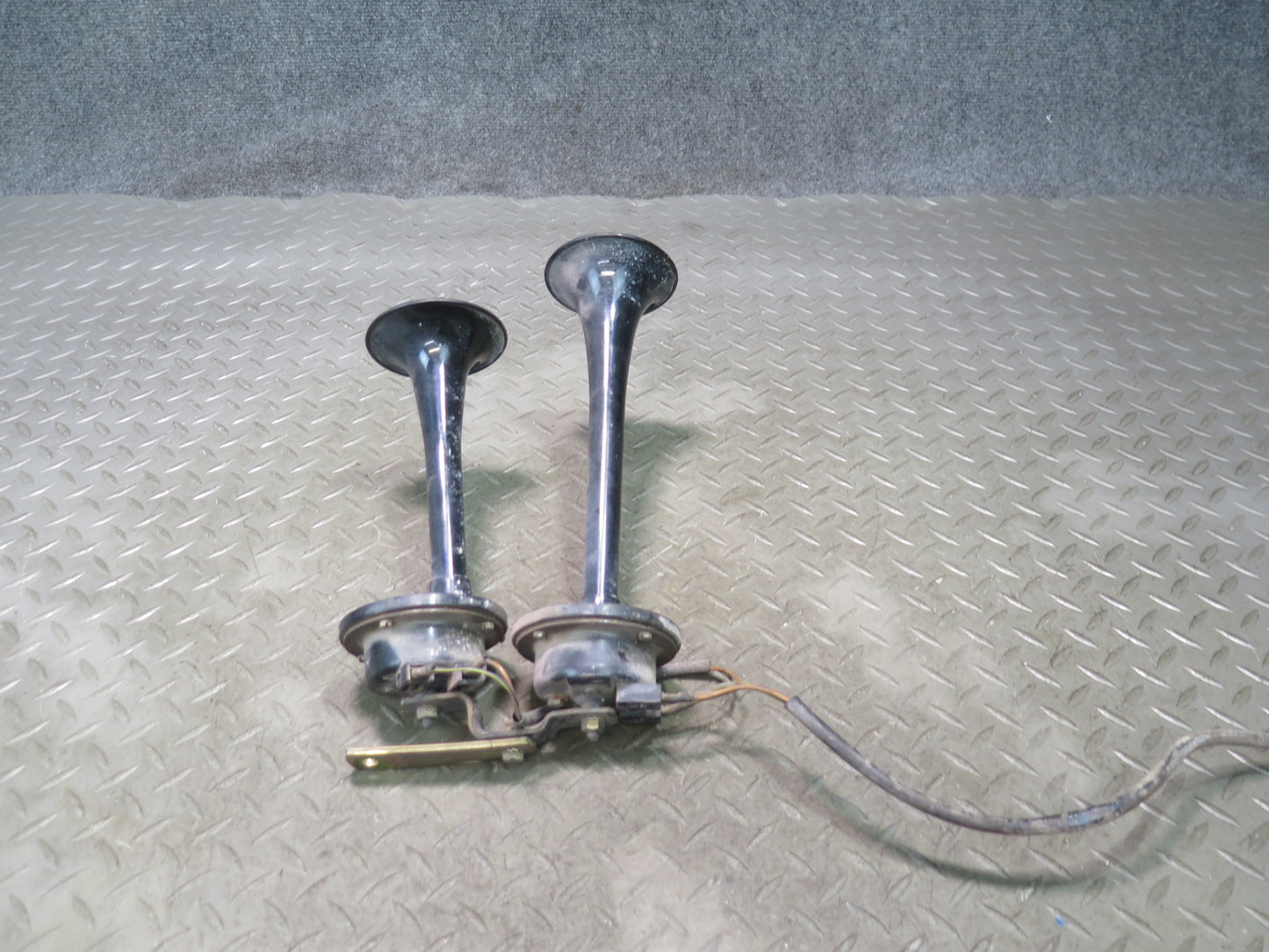 1984-1991 Porsche 928 High & Low Tone Note Pitch Horn Siren Set of 2