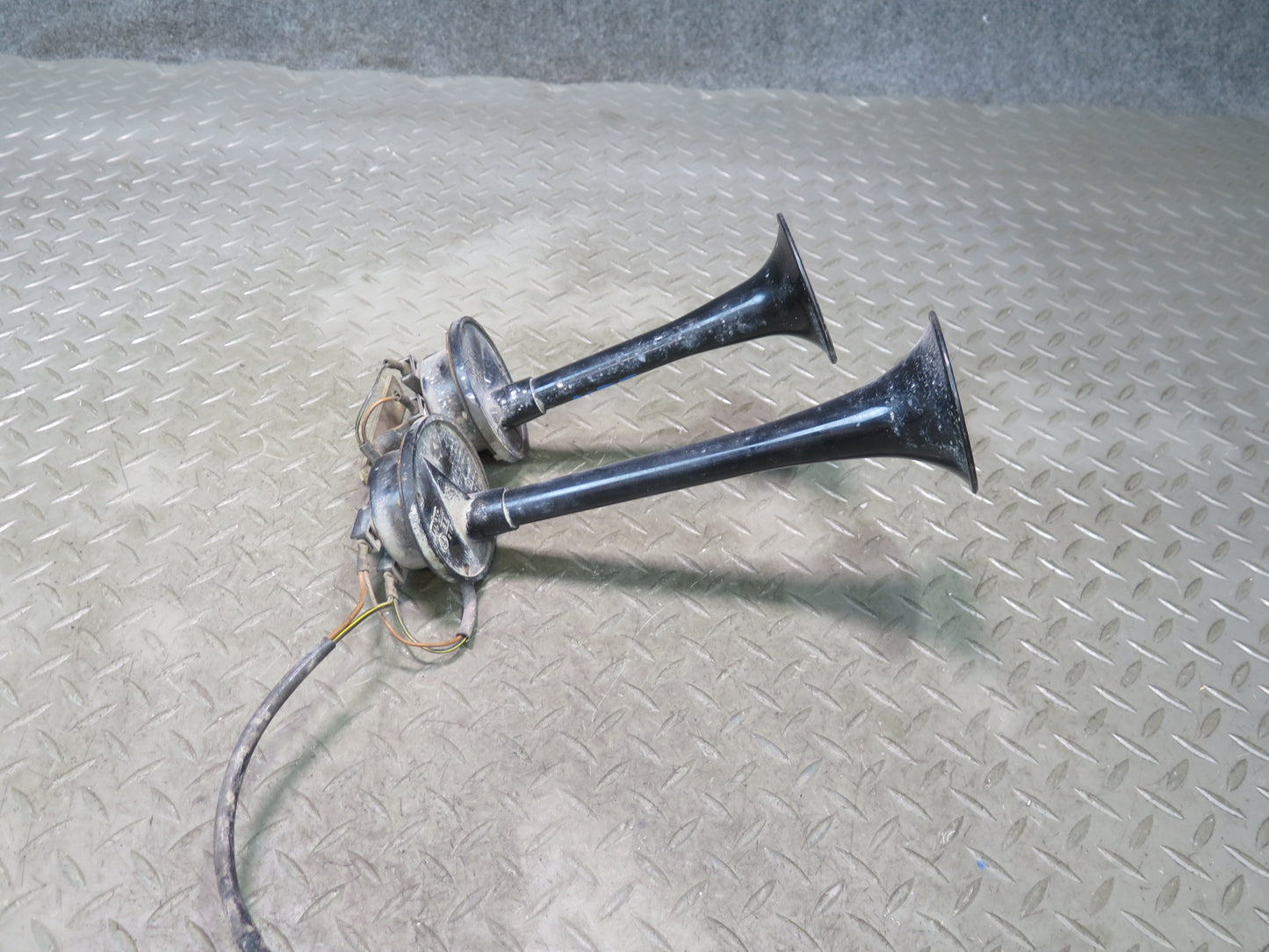 1984-1991 Porsche 928 High & Low Tone Note Pitch Horn Siren Set of 2