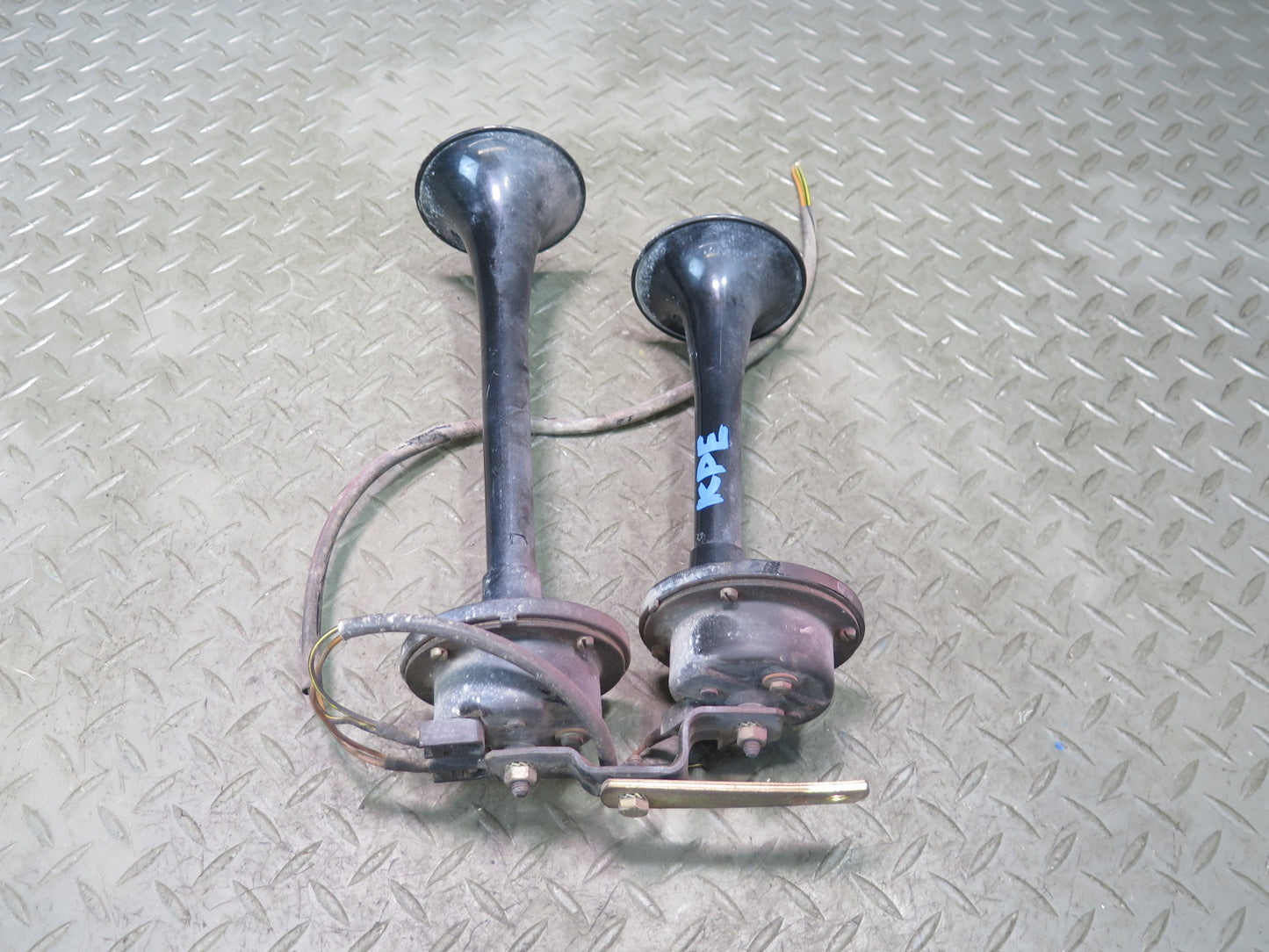 1984-1991 Porsche 928 High & Low Tone Note Pitch Horn Siren Set of 2