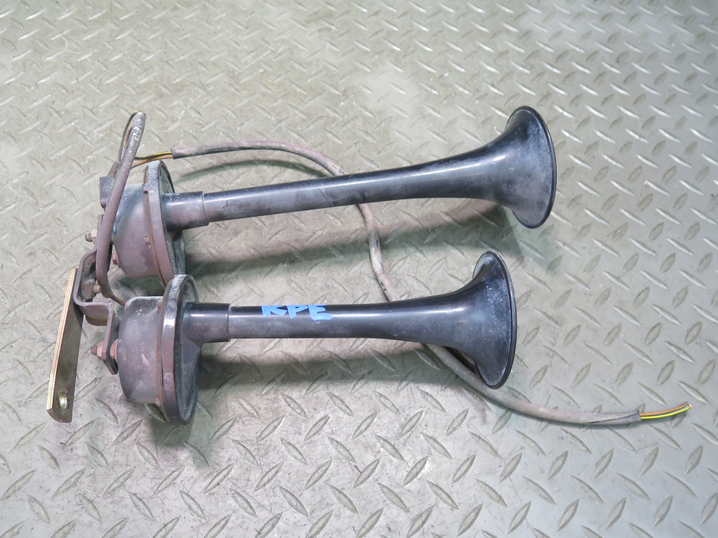 1984-1991 Porsche 928 High & Low Tone Note Pitch Horn Siren Set of 2