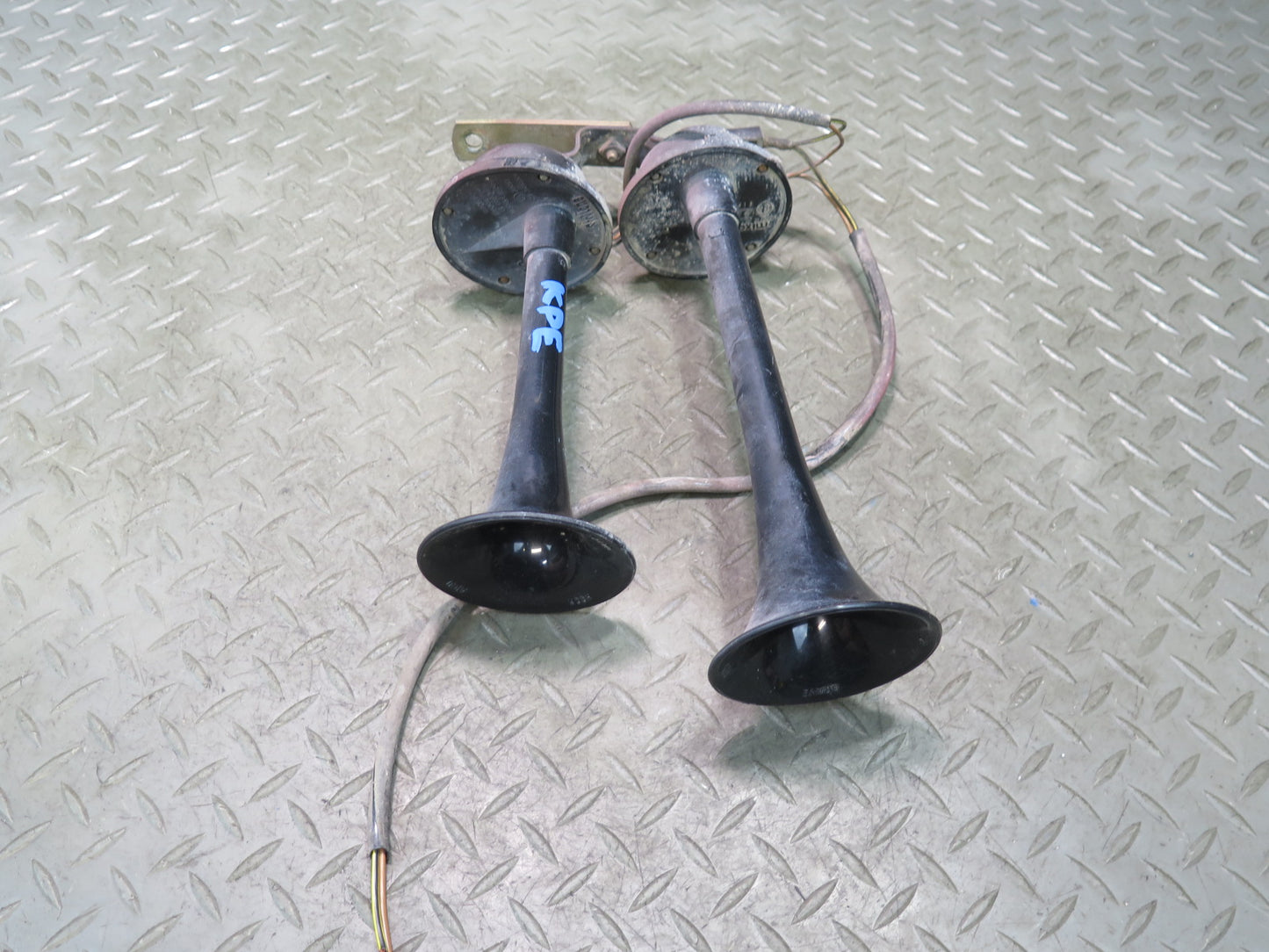 1984-1991 Porsche 928 High & Low Tone Note Pitch Horn Siren Set of 2