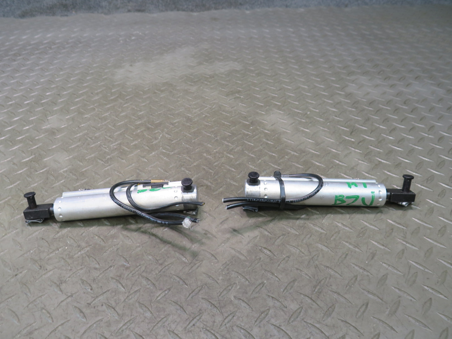 09-16 BMW E89 Z4 Convertible Set of 2 TOP Roof Hydrulic Cylinder Support OEM