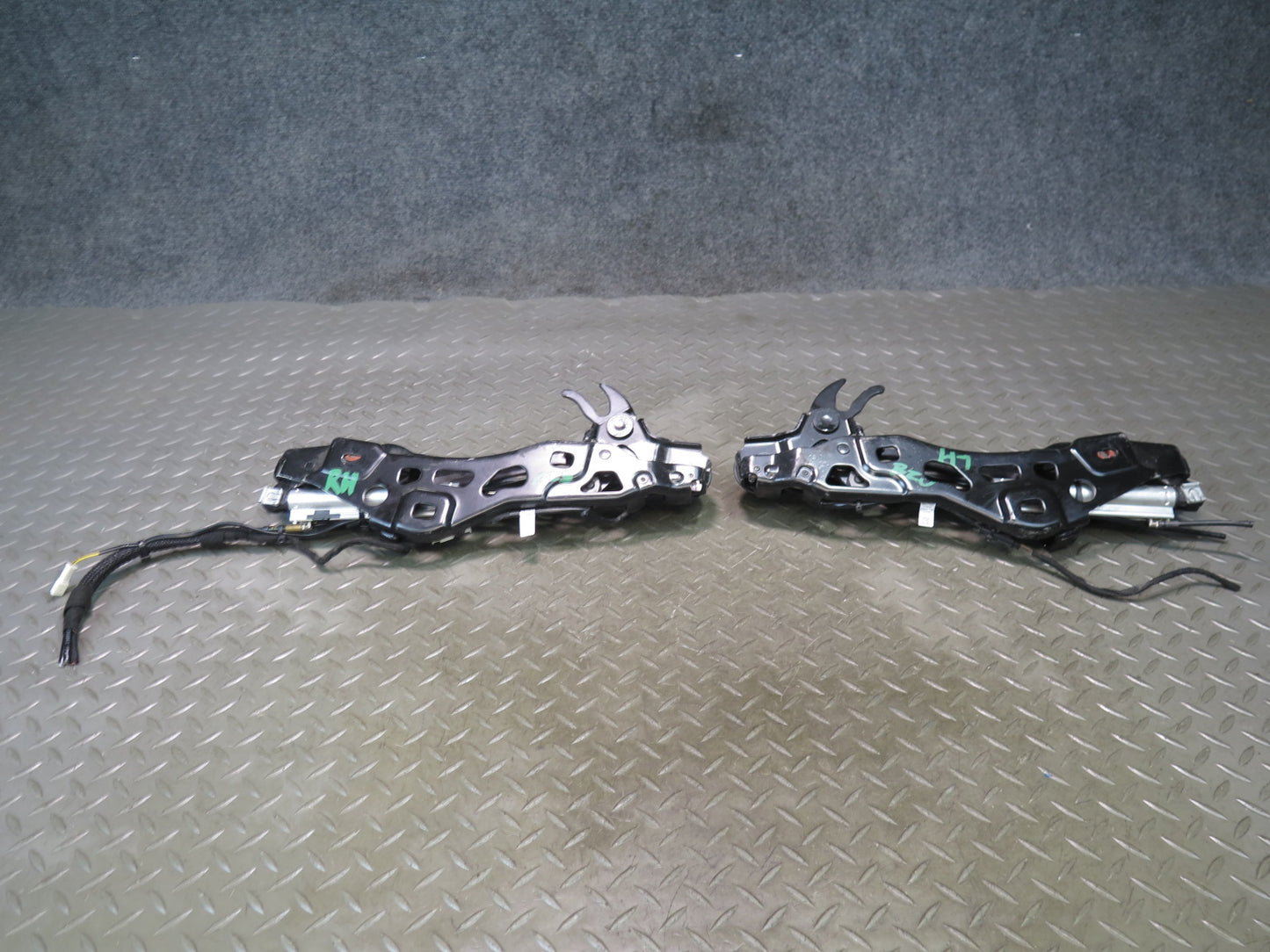 09-16 BMW E89 Z4 Convertible Set of 2 R & L TOP Roof Hinge w Shock Support OEM