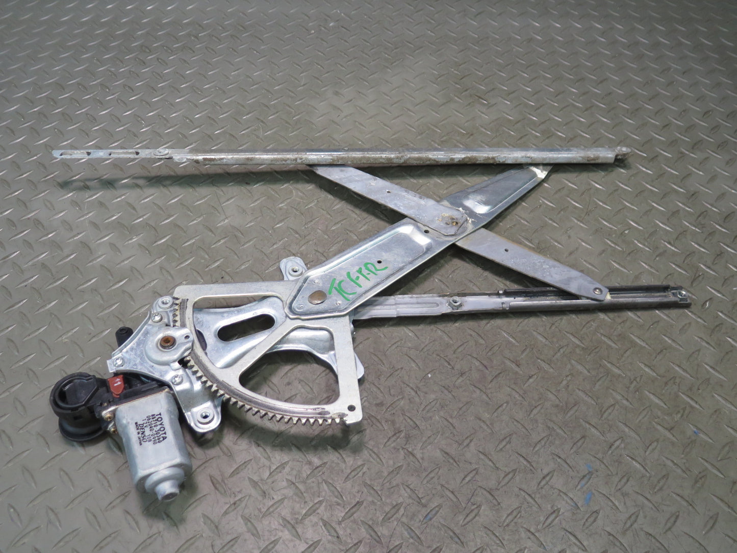 99-01 Toyota Crown JZS175 Front Right Door Window Regulator w Motor OEM
