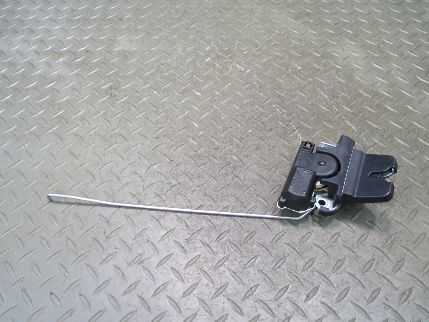 99-01 Toyota Crown JZS175 Rear Trunk Lock Latch Actuator OEM