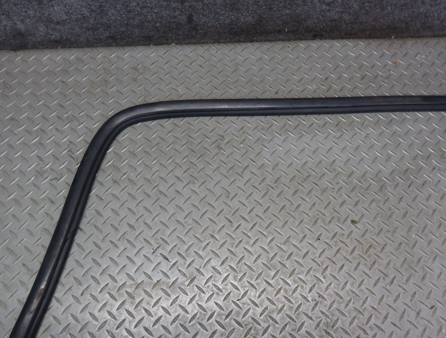 1996-1997 Lexus FZJ80L LX450 Rear Trunk Liftgate Glass Window Weatherstrip Seal