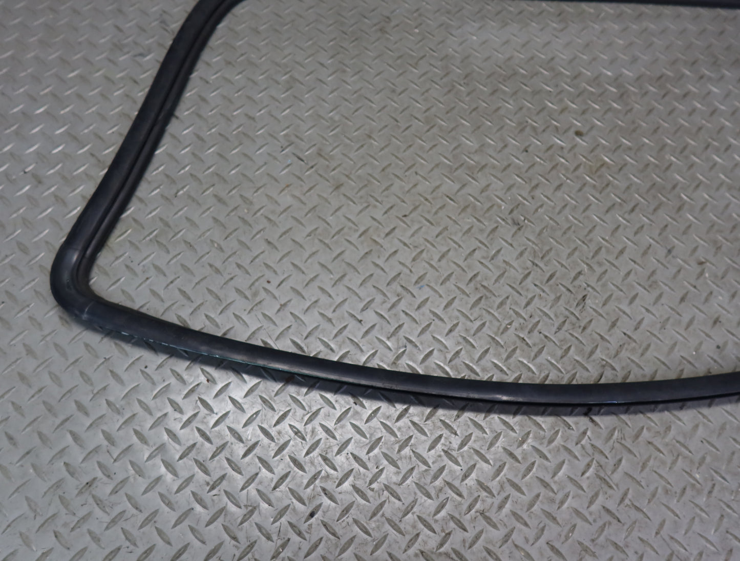 1996-1997 Lexus FZJ80L LX450 Rear Trunk Liftgate Glass Window Weatherstrip Seal
