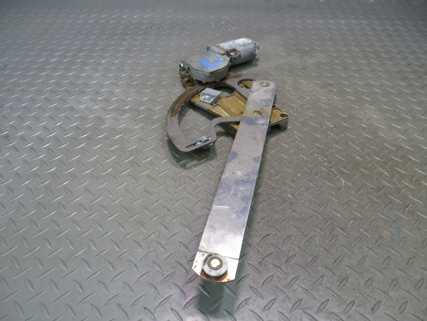 1984-1991 Porsche 928 Left Door Window Regulator w Motor