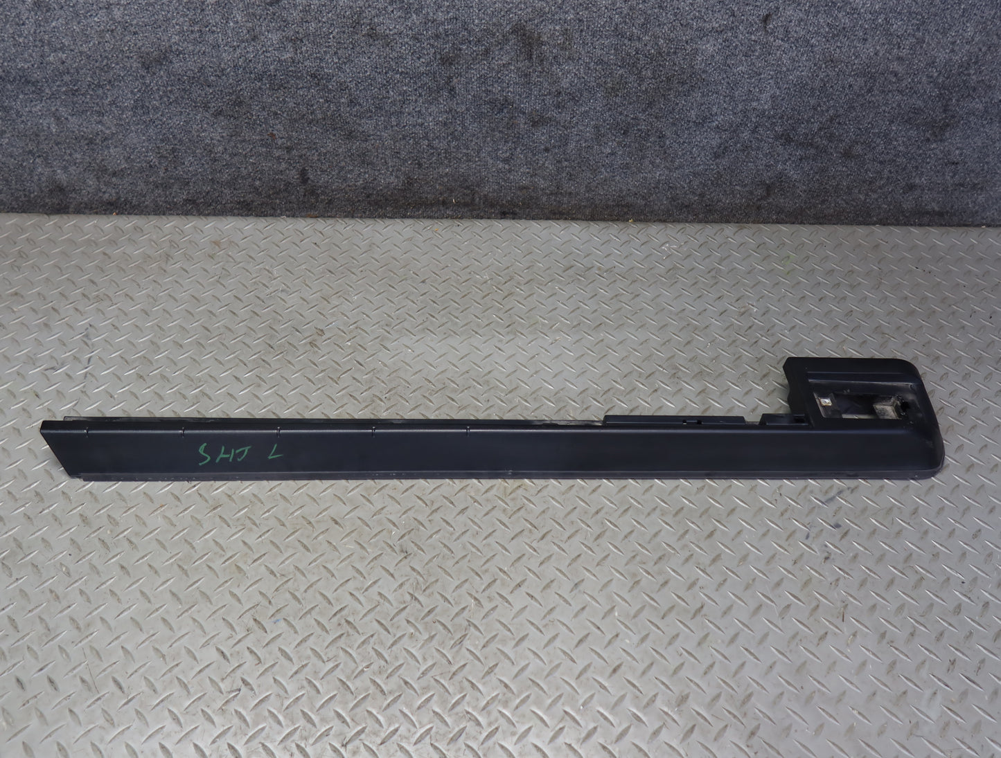 2003-2007 Hummer H2 Rear Left Roof Rail Trim Cover Molding 15104787