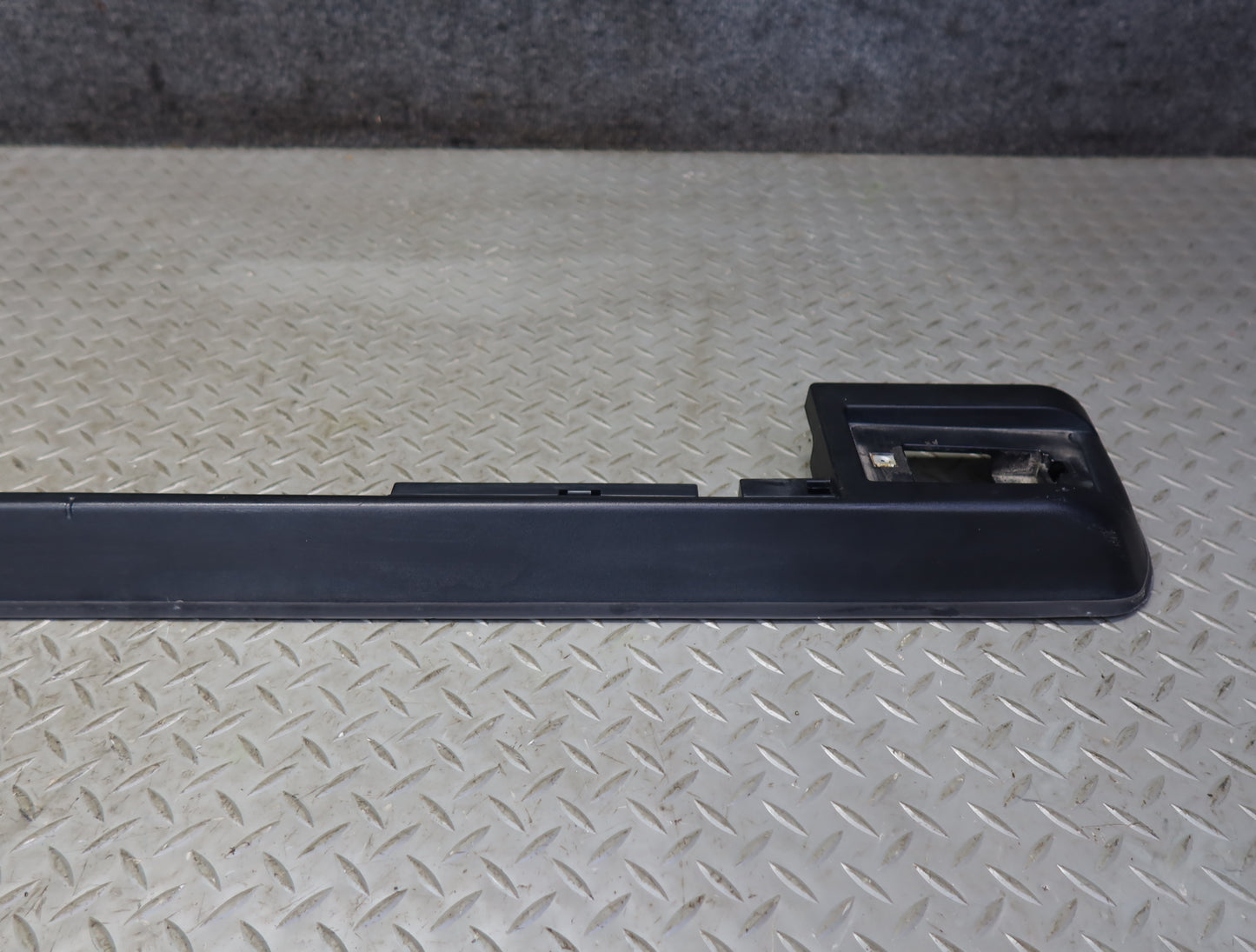 2003-2007 Hummer H2 Rear Left Roof Rail Trim Cover Molding 15104787