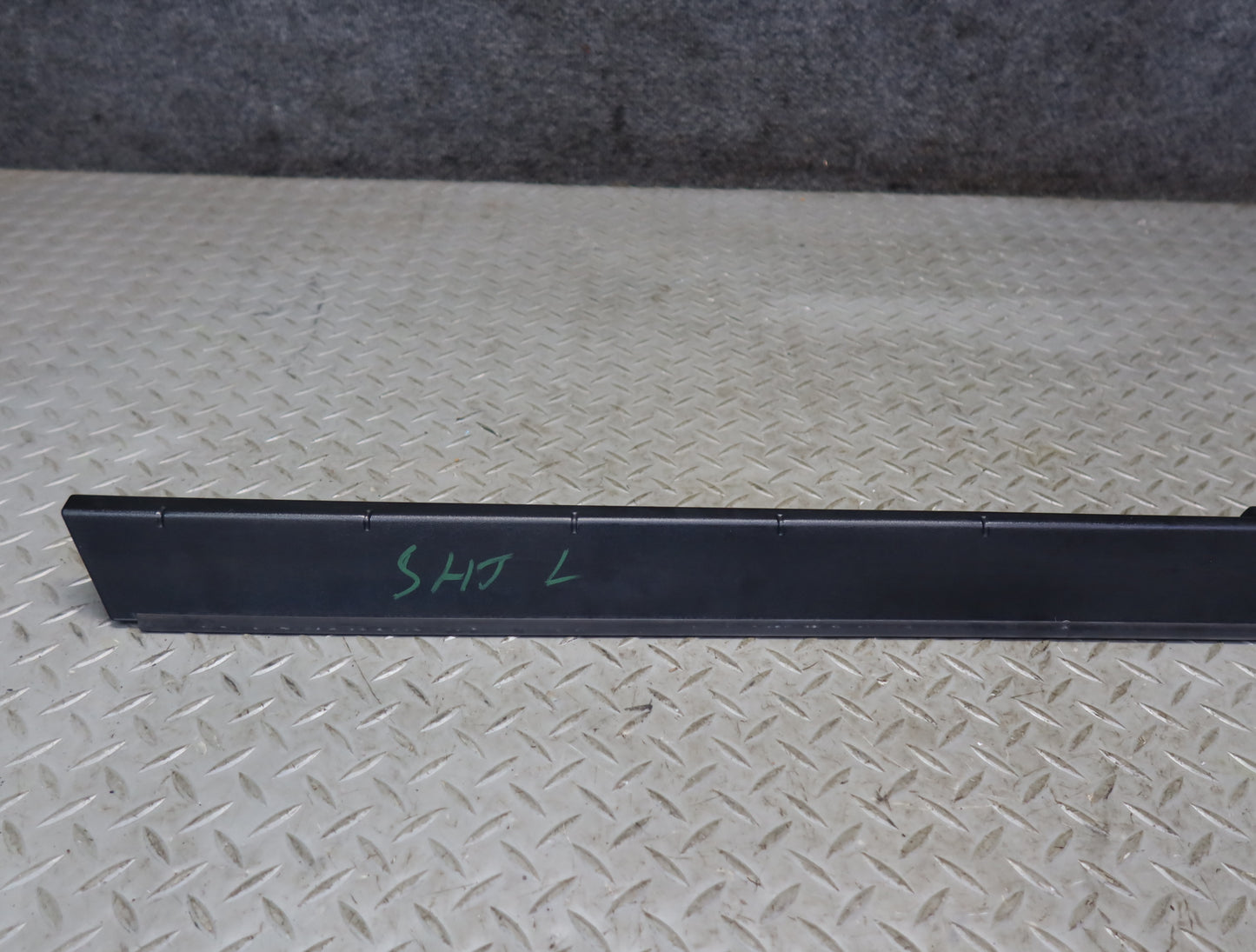 2003-2007 Hummer H2 Rear Left Roof Rail Trim Cover Molding 15104787