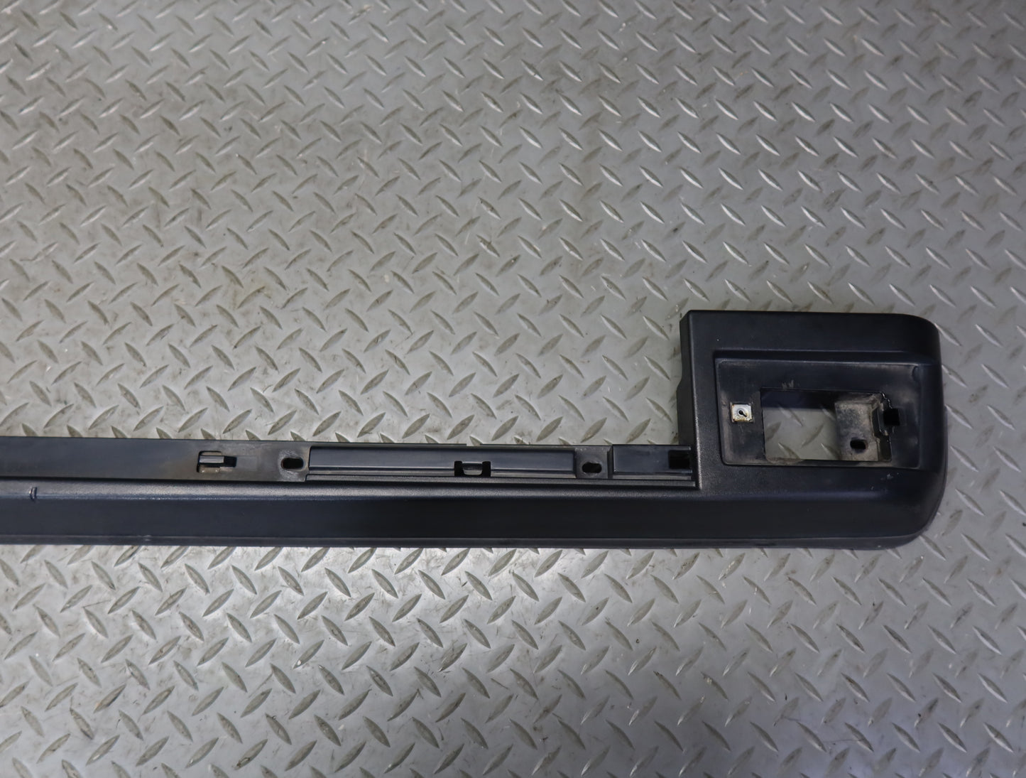 2003-2007 Hummer H2 Rear Left Roof Rail Trim Cover Molding 15104787