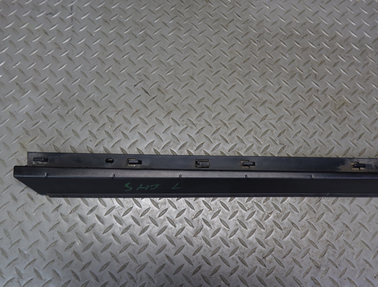 2003-2007 Hummer H2 Rear Left Roof Rail Trim Cover Molding 15104787