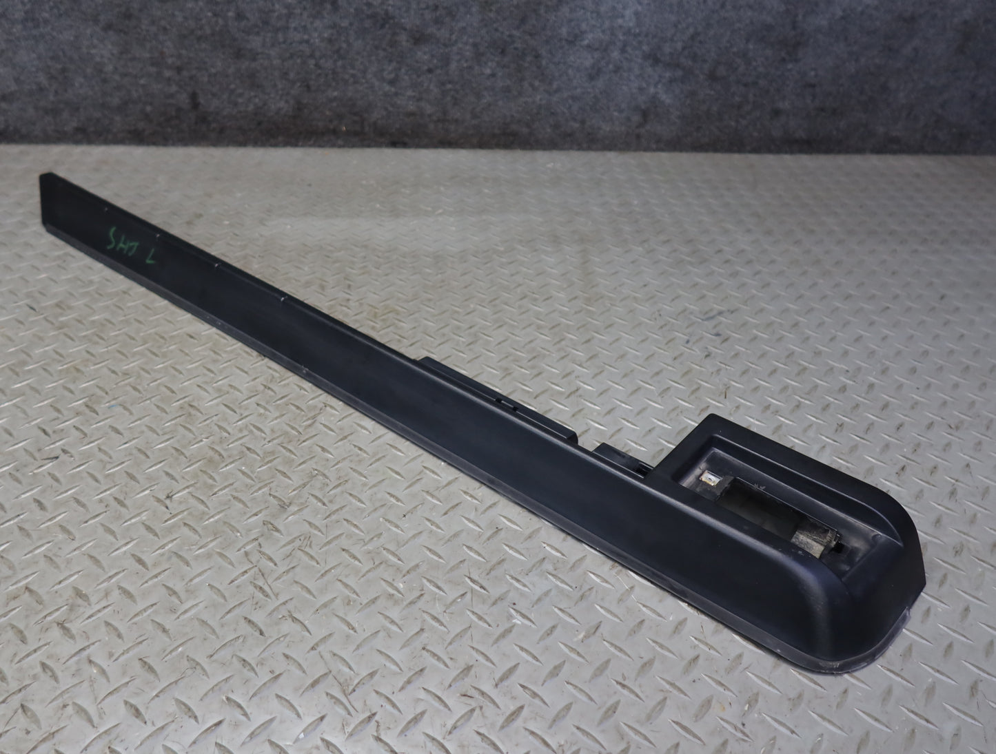 2003-2007 Hummer H2 Rear Left Roof Rail Trim Cover Molding 15104787