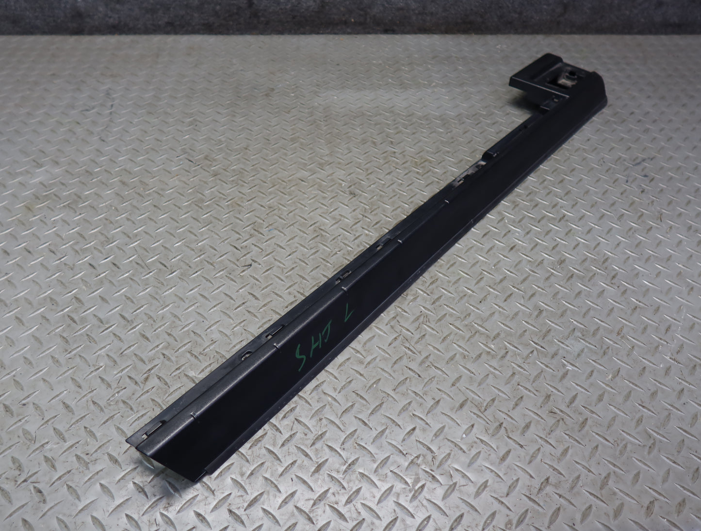 2003-2007 Hummer H2 Rear Left Roof Rail Trim Cover Molding 15104787