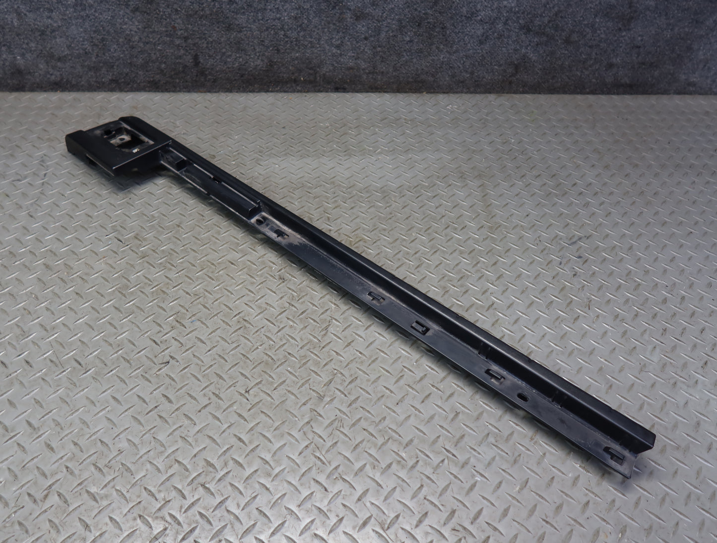 2003-2007 Hummer H2 Rear Left Roof Rail Trim Cover Molding 15104787