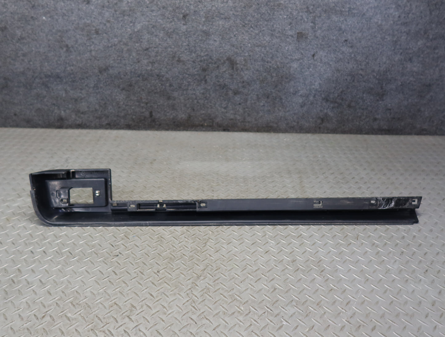 2003-2007 Hummer H2 Rear Left Roof Rail Trim Cover Molding 15104787