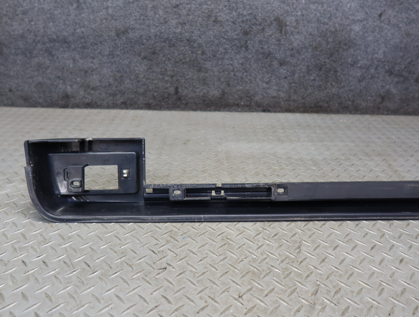 2003-2007 Hummer H2 Rear Left Roof Rail Trim Cover Molding 15104787