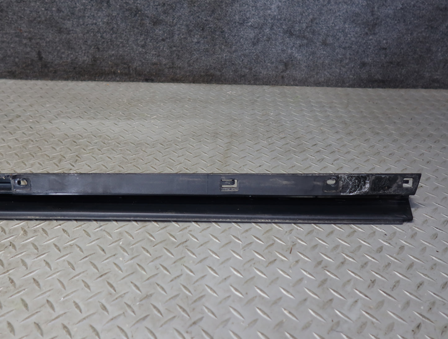 2003-2007 Hummer H2 Rear Left Roof Rail Trim Cover Molding 15104787