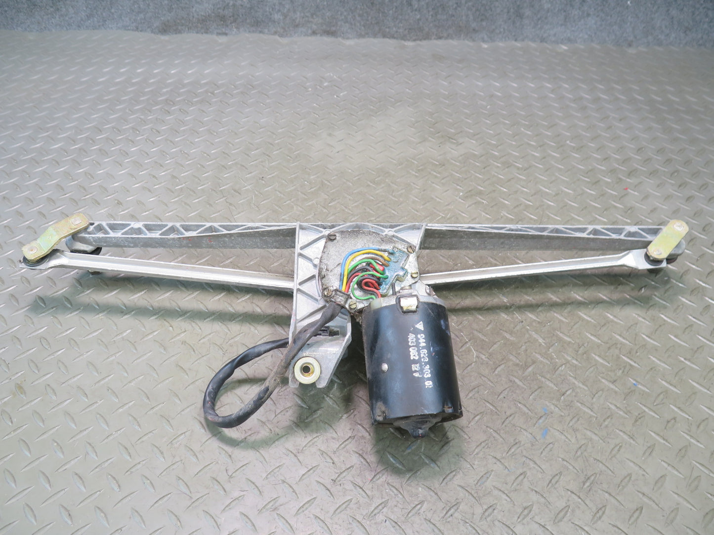1984-1986 Porsche 928 S Front Windshield Wiper Transmission Linkage w Motor