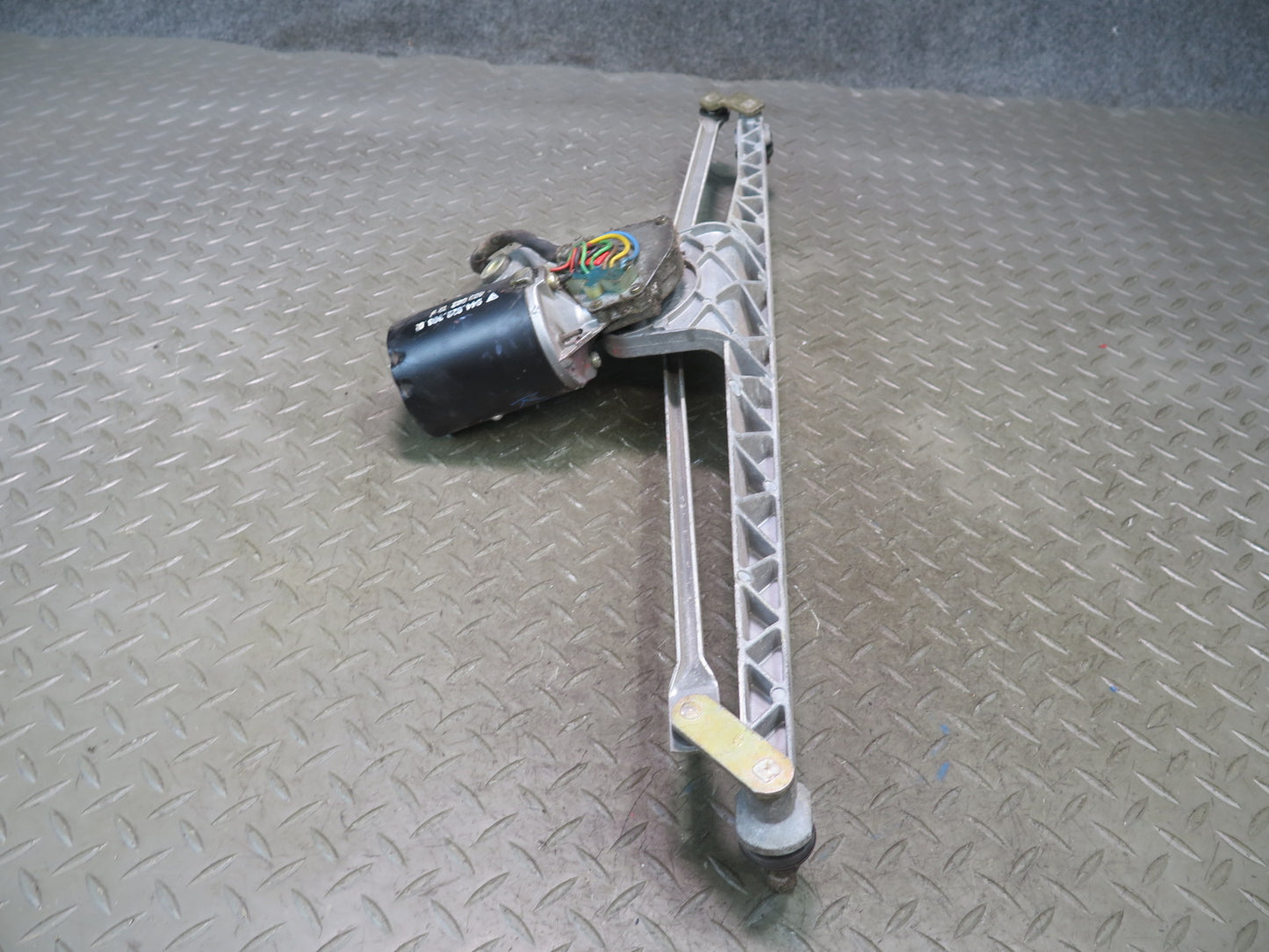 1984-1986 Porsche 928 S Front Windshield Wiper Transmission Linkage w Motor